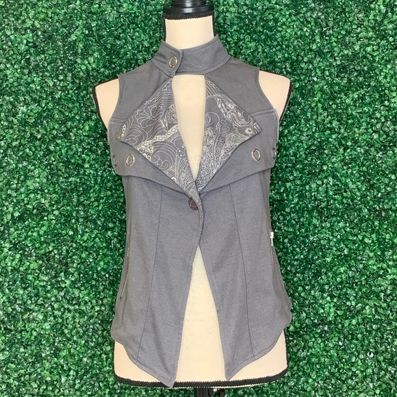 Unique Cotton Vest with Snap & Zipper Detailing - Picture 2 of 3